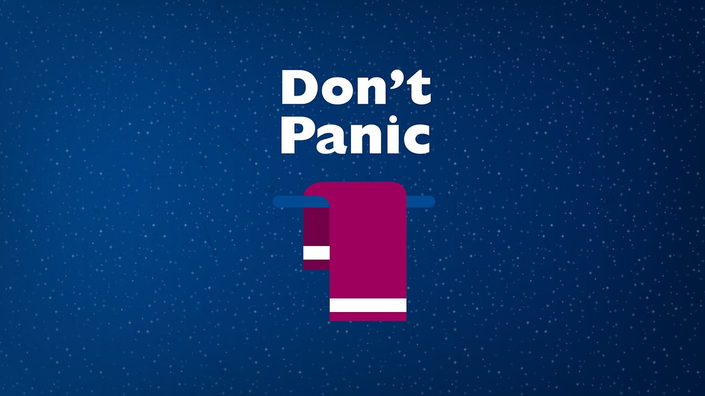 "Towel Day - Dont Panic - Douglas Adams - The Hitchhikers Guide to the Galaxy" di Alan O'Rourke concesso con licenza CC BY 2.0.